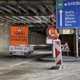Pour l'heure, il demeure impossible de gagner l'Italie en prenant le tunnel du Grand-Saint-Bernard (photo d'archives). KEYSTONE/JEAN-CHRISTOPHE BOTT